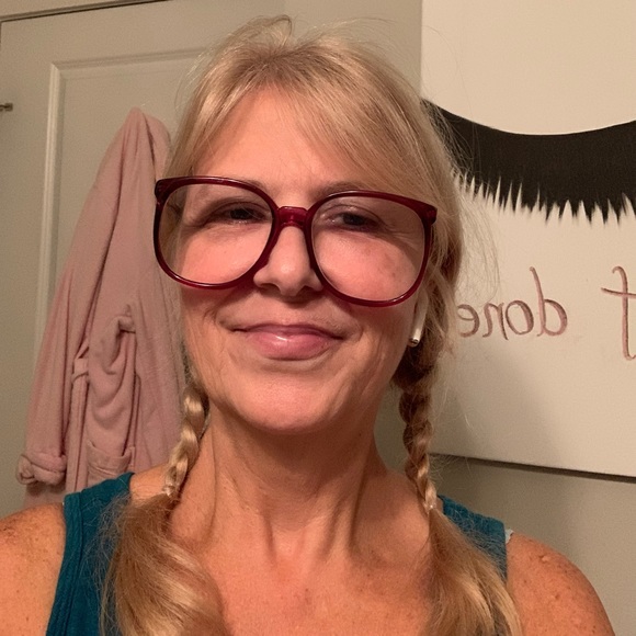 Meet your Posher, Elizabeth - Picture 2 of 4